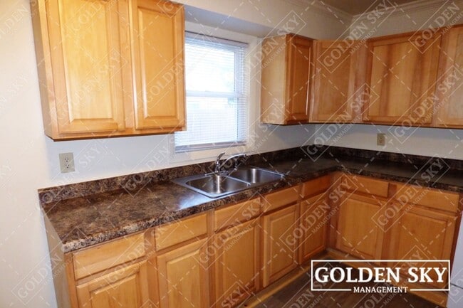 Foto del edificio - 3200 E Race St