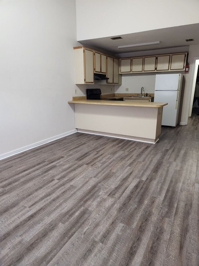 Foto del edificio - Two Bedroom, Two Bath Townhome With A Private Patio & Fenced Backyard.