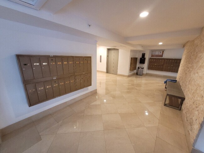 Foto del edificio - 575 Crandon Blvd