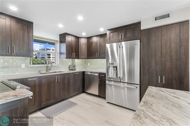Building Photo - 1160 Hillsboro Mile