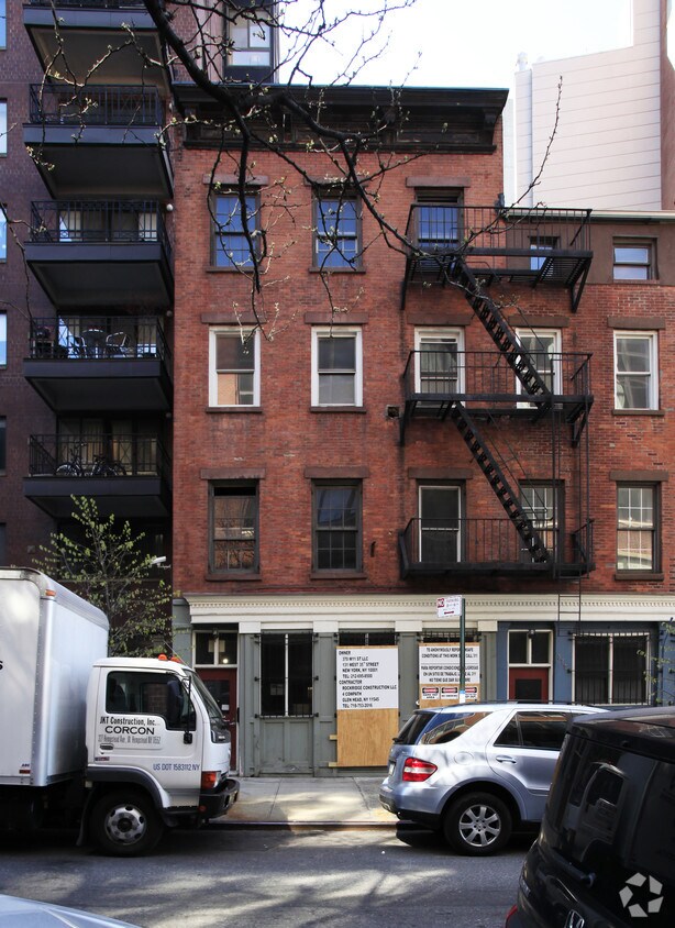 Building Photo - 370 W 11th St