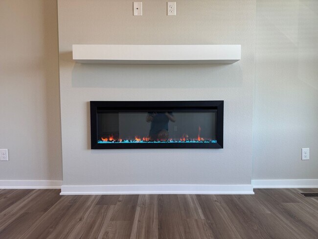 Foto del edificio - Spacious 4-Bedroom Split-Level Near Standing Bear Lake & Trails
