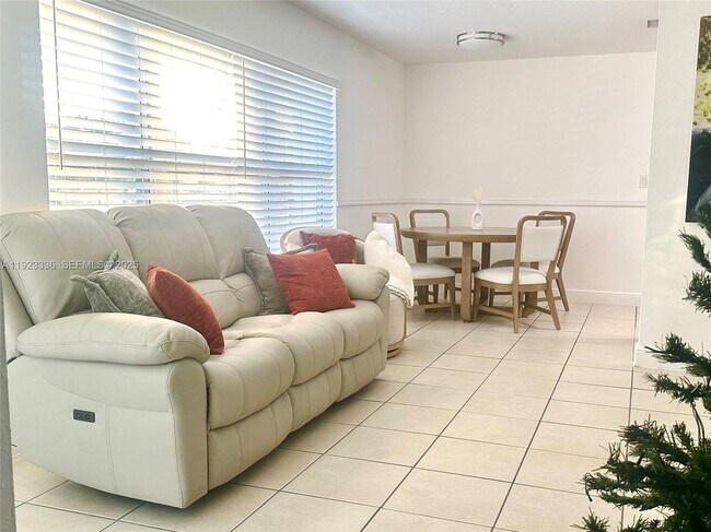 Foto del edificio - 3251 NW 18th Ct