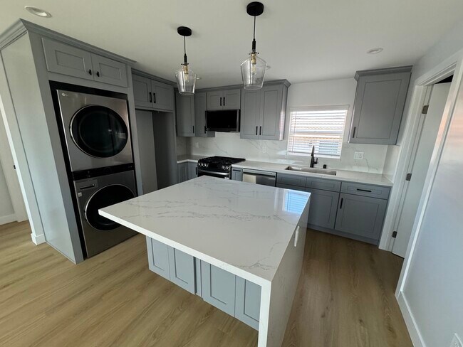 Foto del edificio - 18509 Burin Ave