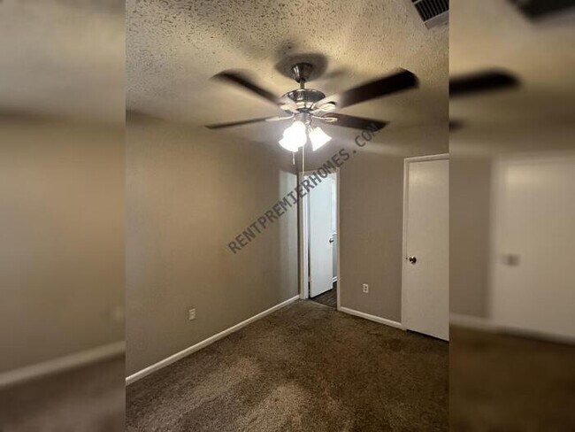 Foto del edificio - 6617 Whippoorwill Ln