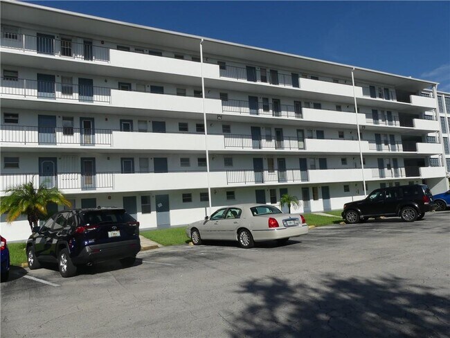 Building Photo - 950 Hillcrest Dr