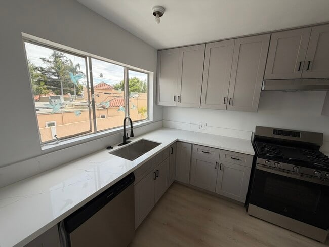 Building Photo - 478 S San Vicente Blvd
