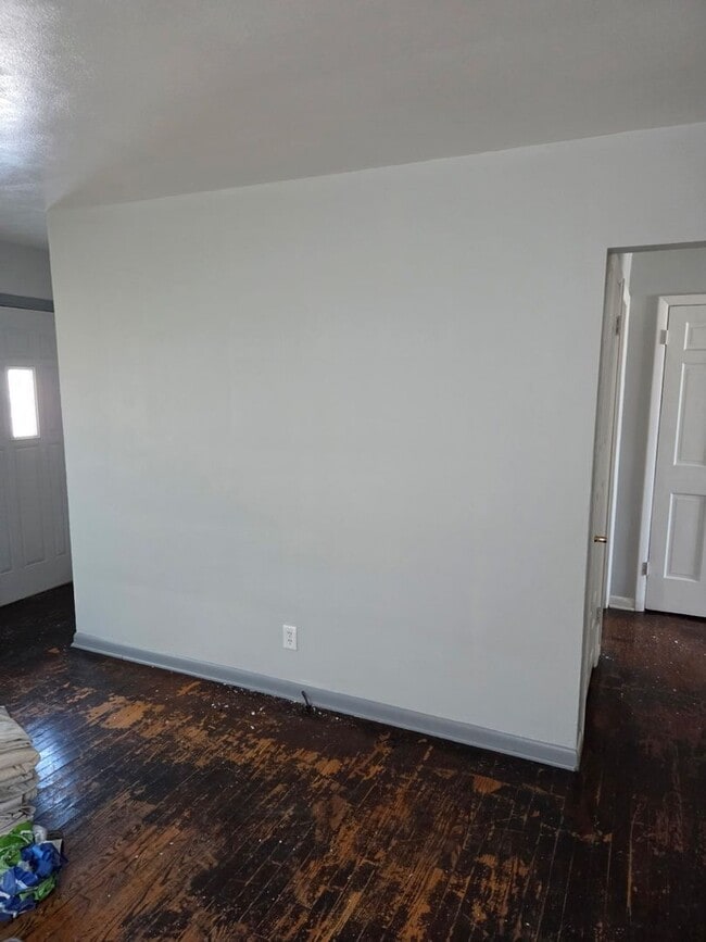 Building Photo - Large 4-Bedroom Single Family Home, Quiet Neighborhood. Available January 1st!