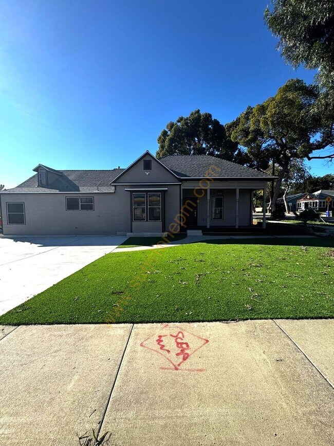 Building Photo - 696 E 9th St