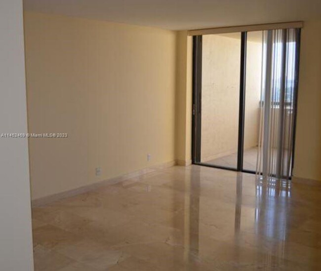 Building Photo - 2555 Collins Ave