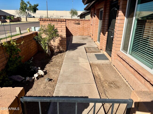 Foto del edificio - 116 W Loma Vista Dr