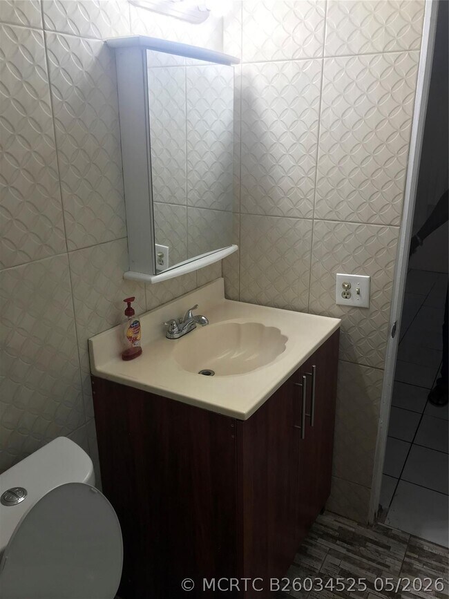 Foto del edificio - 161 NW 164th St