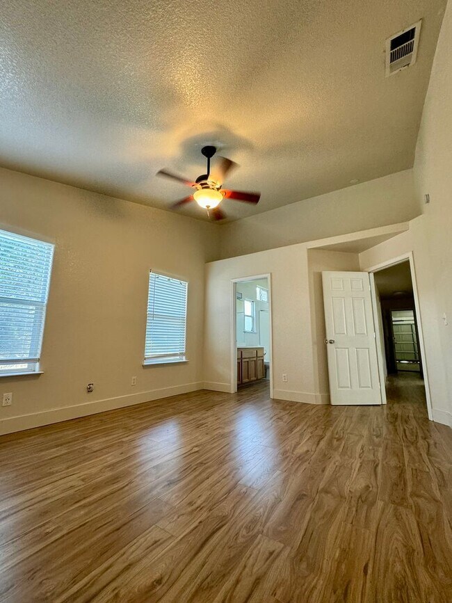 Building Photo - 4 bed, 3 bath, 3 car garage, backyard, gre...