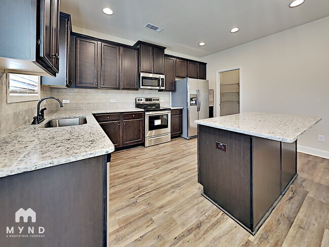 Foto del edificio - 9028 Holder Rd