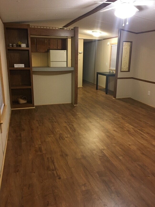 Foto del edificio - *NEWLY RENOVATED* 3 BR, 2 BA Single Wide i...