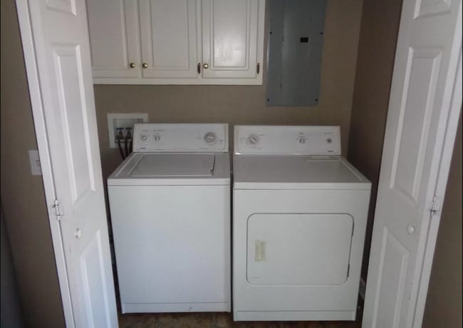 Building Photo - 3 Bed/ 3 Bath located just off South Lamar Immediate Move in