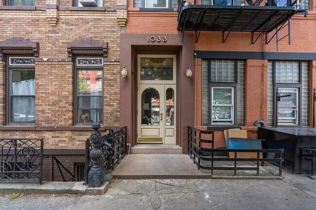 Foto del edificio - 1033 Washington St