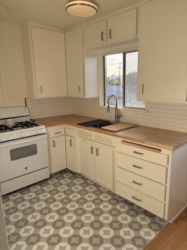 Building Photo - 515 Rockledge St