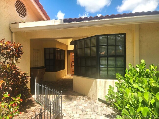 Building Photo - 2649 Emerald Way Cir