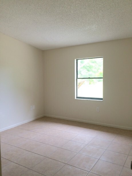 Building Photo - SPACIOUS 2BR/1BA Duplex, Vaulted Ceilings,...