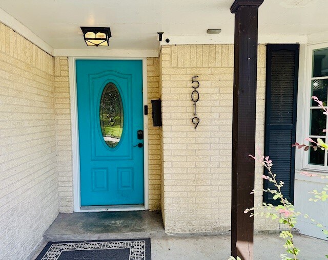 Foto del edificio - 5019 Oak Forest Dr