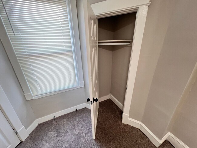 Building Photo - Updated Philadelphia Rowhome Featuring a N...