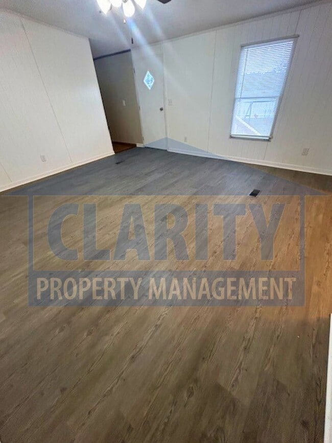 Building Photo - Three bedroom single level home!