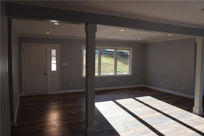 Building Photo - 736 Woodlake Rd