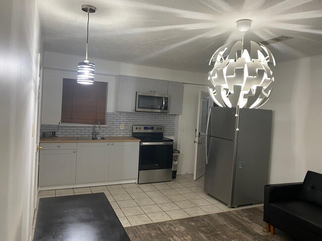 Building Photo - 3805 Parkside Dr
