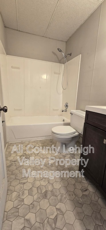 Building Photo - 708 Linden St