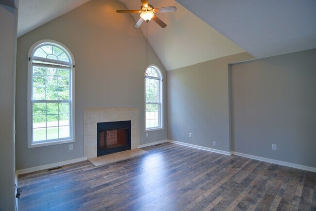 Building Photo - Amazing Home With Fireplace and Bonus Room...