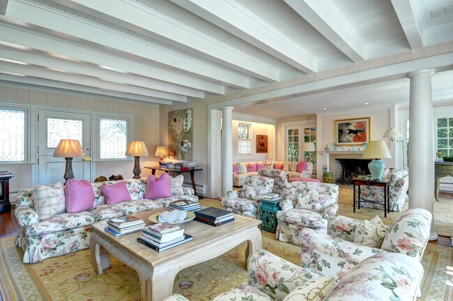 Foto del edificio - 63 Huntting Ln