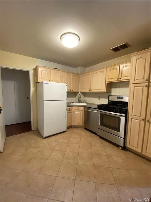 Primary Photo - 1 Lakeview Dr