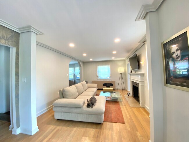 Recessed lighting - 4612 Harling Ln