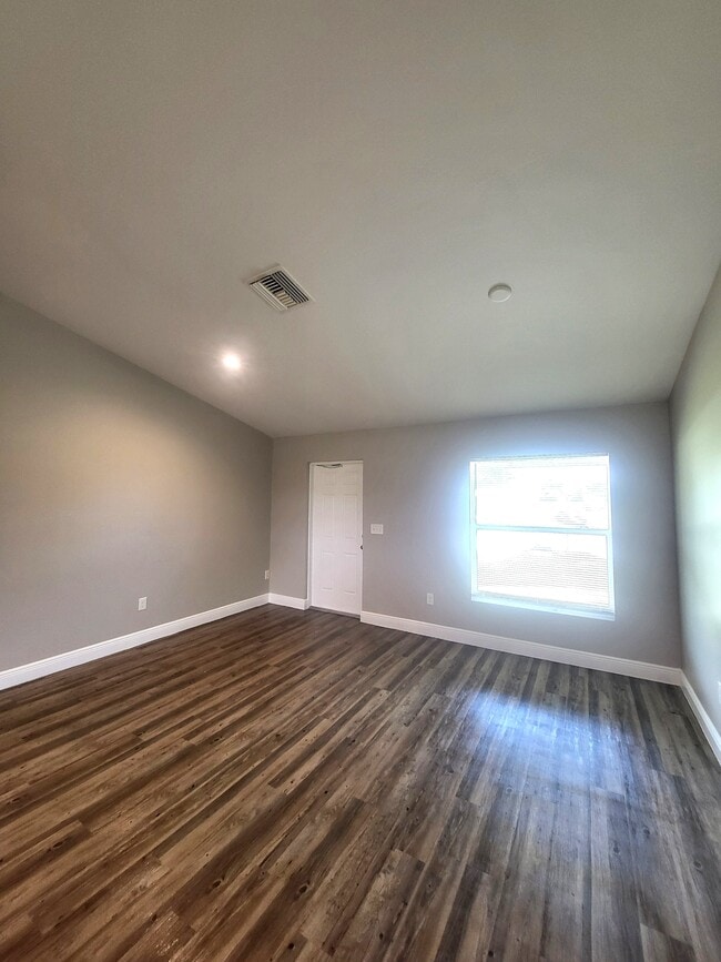 Building Photo - 5012 Dolphin Ct