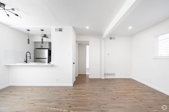 1BR, 1BA _ 724SF - Anderson Square Gardens
