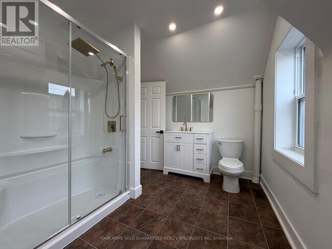 Photo du bâtiment - 98 Wellington St E