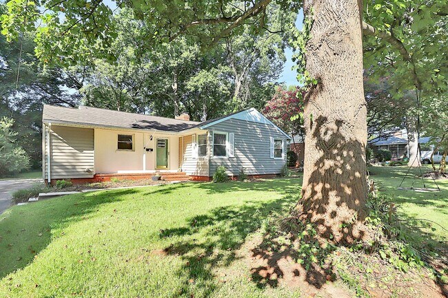 Foto del edificio - Discover the charm of this brick ranch nestled in the heart of Madison Park