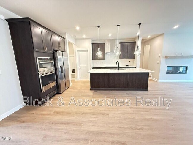 Foto del edificio - 216 Oak Summit Pl