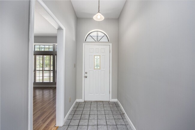 Building Photo - Spacious Pool Home - Meadows of Kanapaha