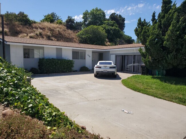 Foto del edificio - Single-story home with a private pool in the SDSU.