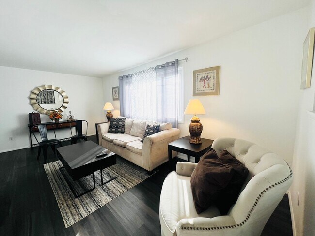 Foto del edificio - 5 Bedroom 2 full Bathroom Single Family Ho...