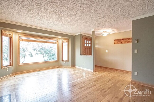 Building Photo - 13101 SE Laver St