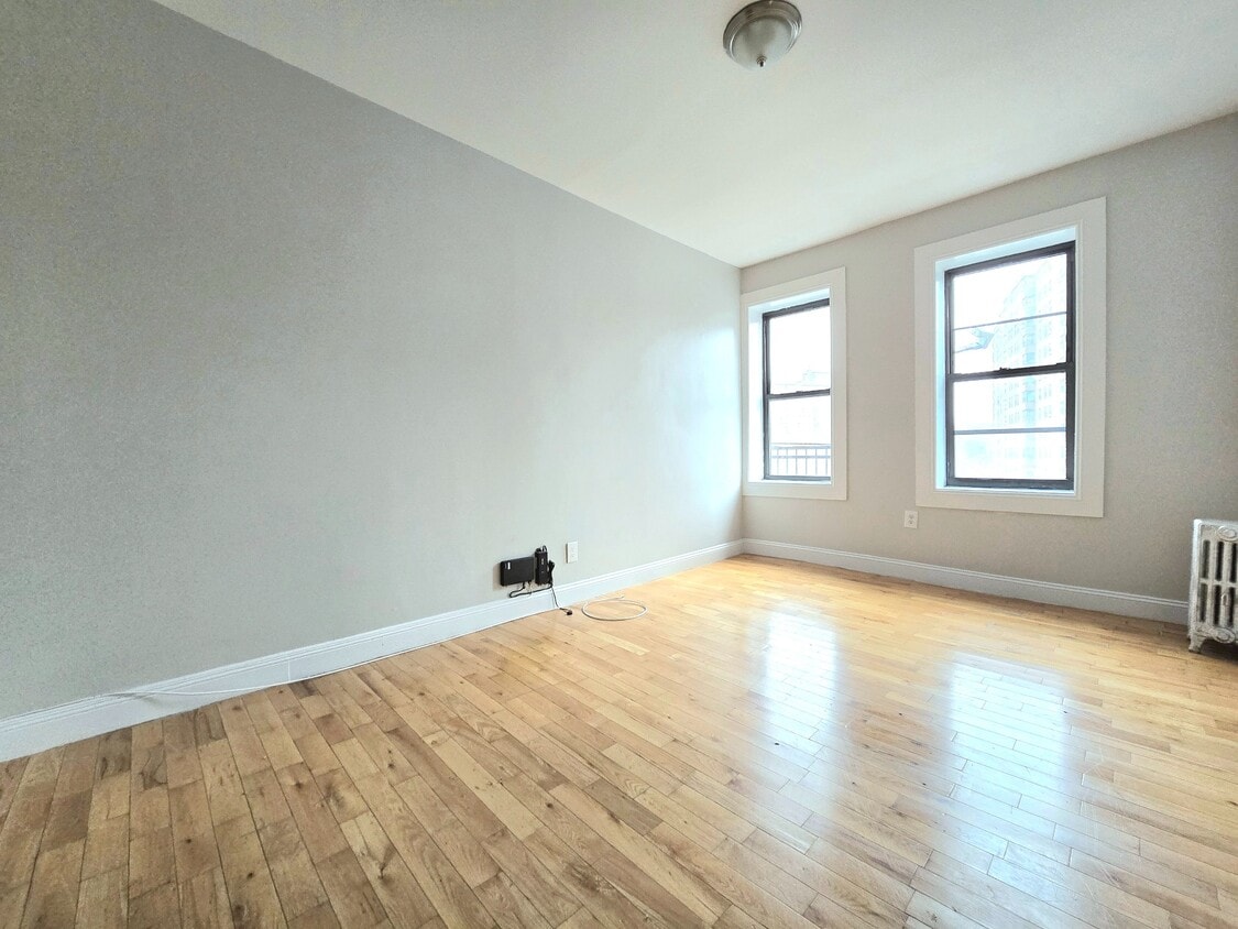 Primary Photo - 184 Nagle Ave