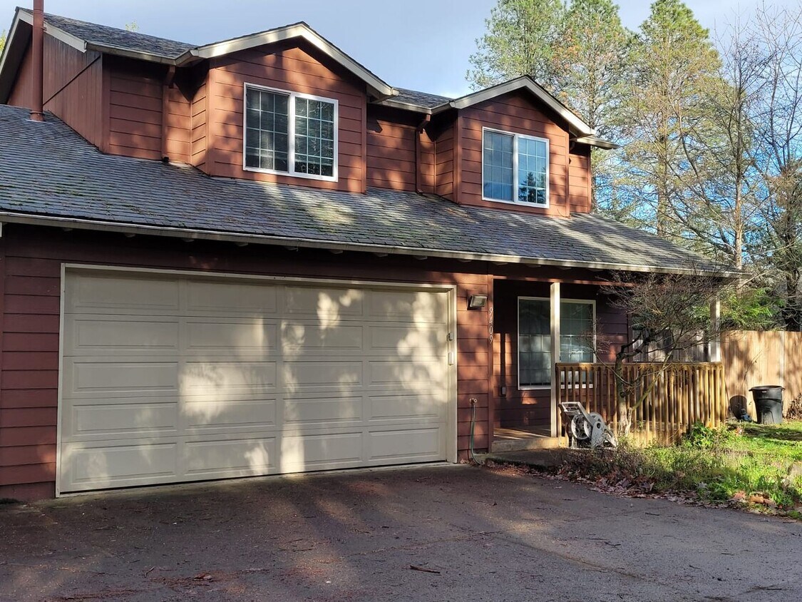 Foto principal - Beautiful 3 bedroom 2.5 bath home with lar...