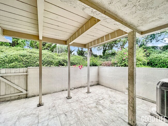 Building Photo - Peaceful and Spacious 3B/3BA condo with La...