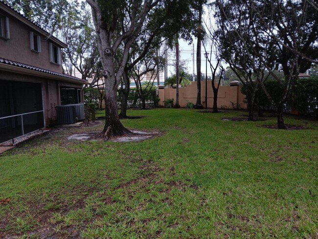 Foto del edificio - 4983 Pinemore Ln