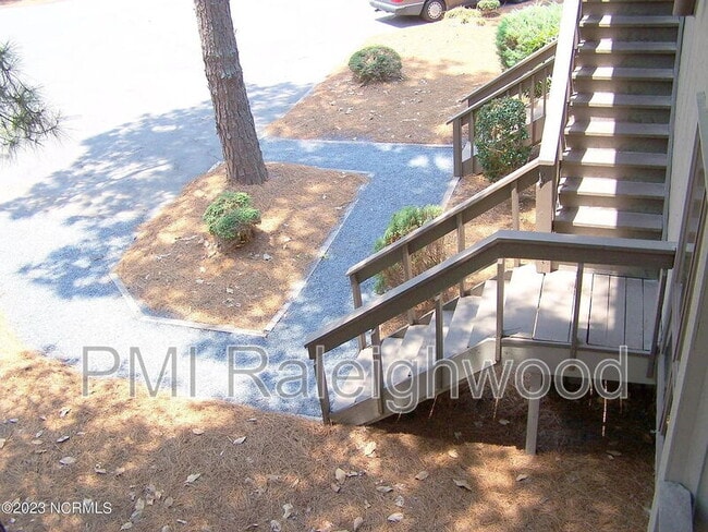 Foto del edificio - 220 Foxkroft Dr