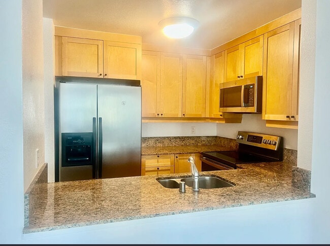 Building Photo - 3550 Lebon Dr