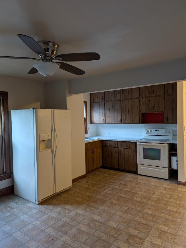 Building Photo - 206 Oak St